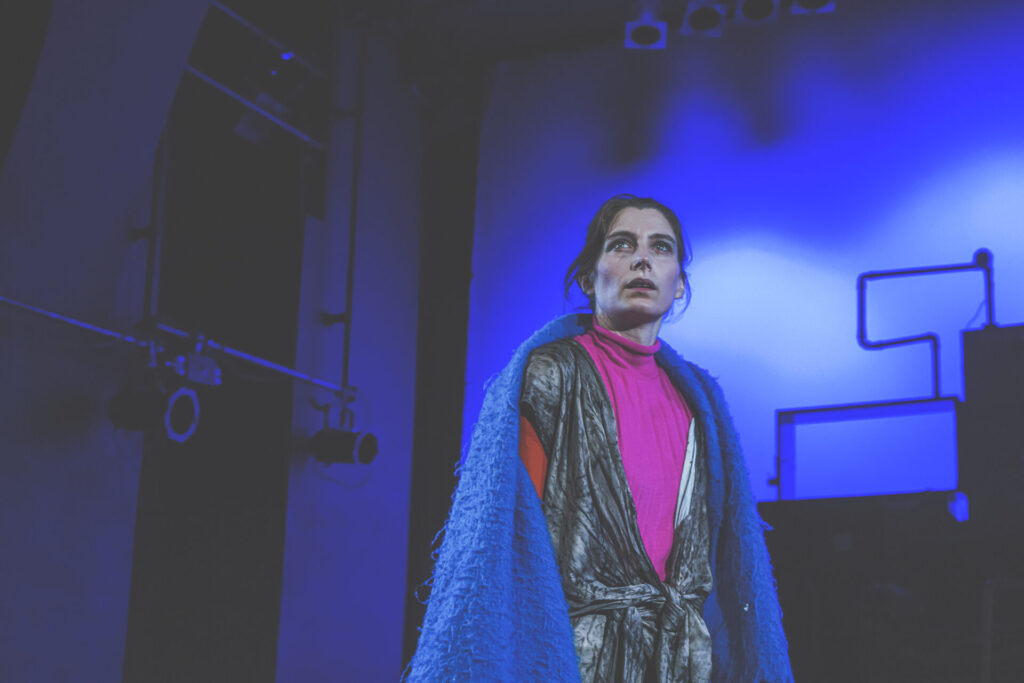 © Foto: Vanja Pandurevic Frau blickt vor blauem Hintergrund in die Ferne.