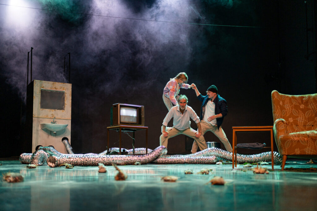 © Foto: Karin Gruber Mann hilft Mädchen dabei, über einen anderen Mann zu klettern.