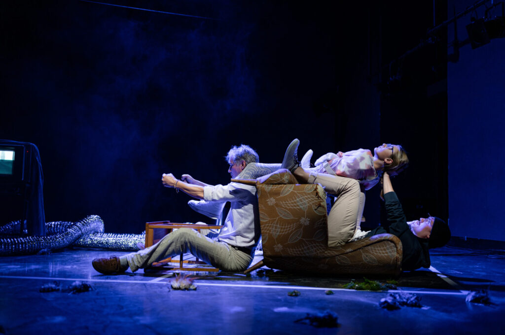 © Foto: Karin Gruber Drei Personen stellen ein Auto nach.