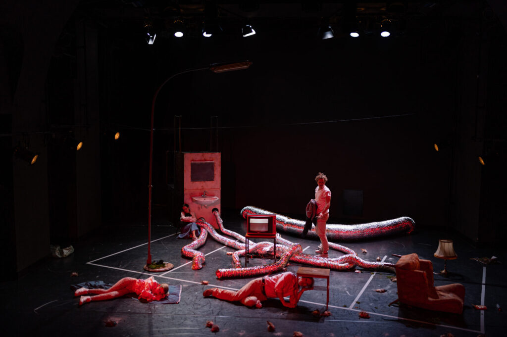 © Foto: Karin Gruber Mann blickt sich in verwüsteter Landschaft um.