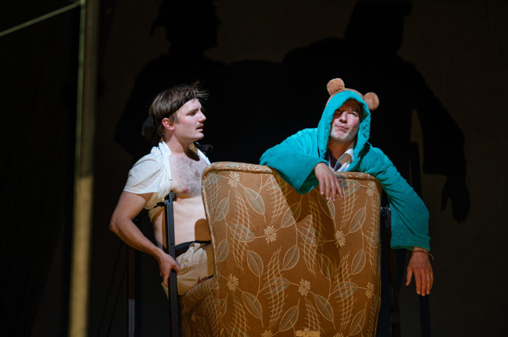 © Foto: Karin Gruber Zwei Männer in einem Sessel, einer davon ist verkleidet als Bär.