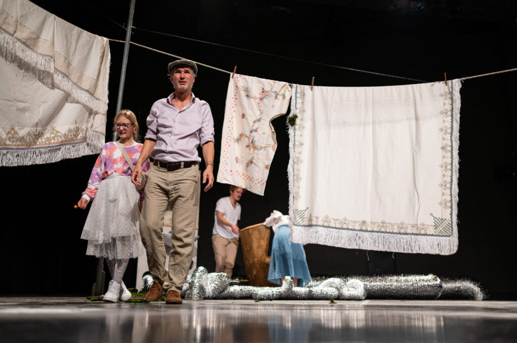 © Foto: Karin Gruber Mann hält Mädchen an der Hand.