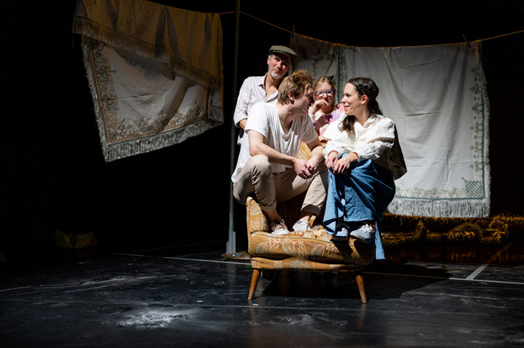 © Foto: Karin Gruber Mann sieht Frau in Sessel sitzend verliebt an.