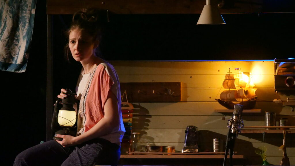 © Foto: Richard Schmetterer Frau mit Lampe in Dunkelheit.