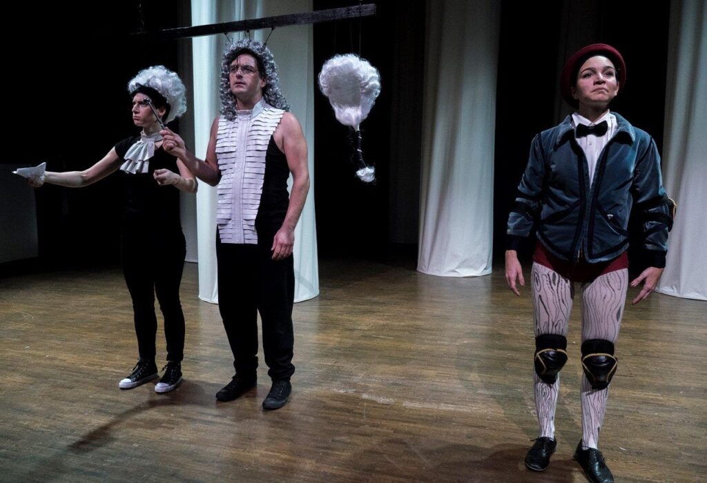 © Foto: Rainer Person Pinocchio steht neben zwei dümmlich-strengen Richtern