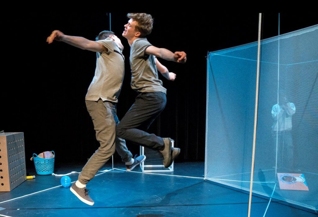 © Foto: Rainer Berson Zwei Jugendliche springen Brust-an-Brust gegeneinander