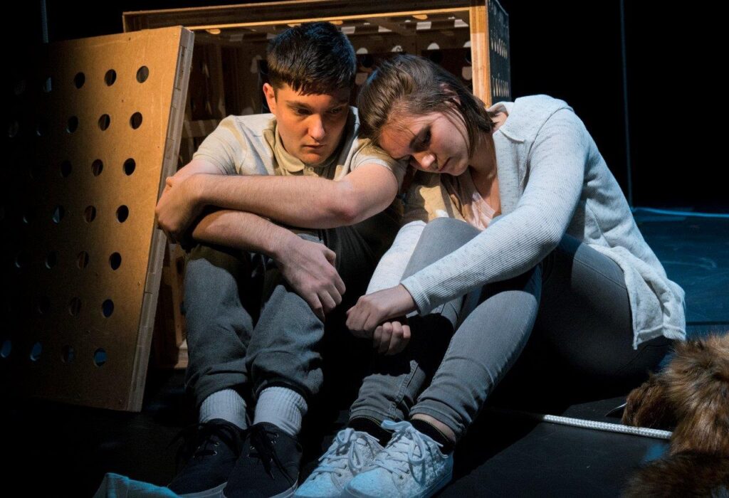 © Foto: Rainer Person Zwei Jugendliche schmiegen sich nachdenklich aneinander