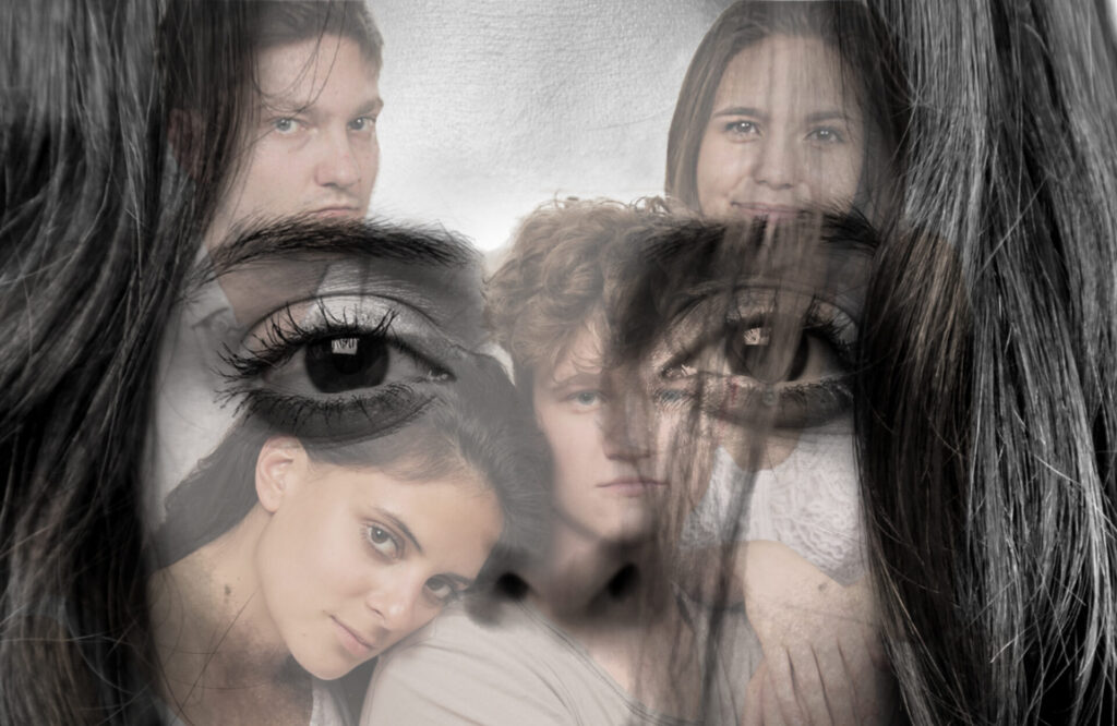 © Bild: Richard Schmetterer Vier Jugendliche werden von den dunklen Augen einer jungen Frau überlagert