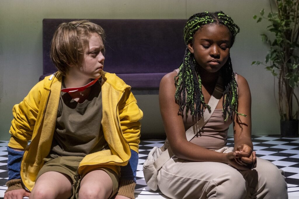 © Foto: Rainer Berson Junge blickt ein neben ihm sitzendes Mädchen skeptisch an.