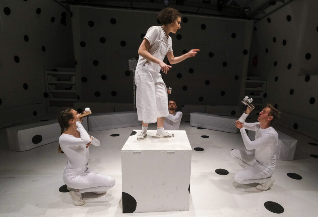 © Foto: Rainer Berson Frau zeigt auf eine von zwei Klappmaulpuppen.