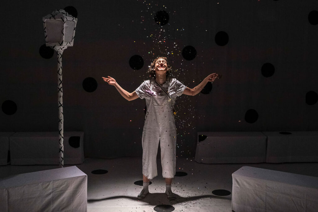 © Foto: Rainer Berson Frau steht im Konfettiregen.