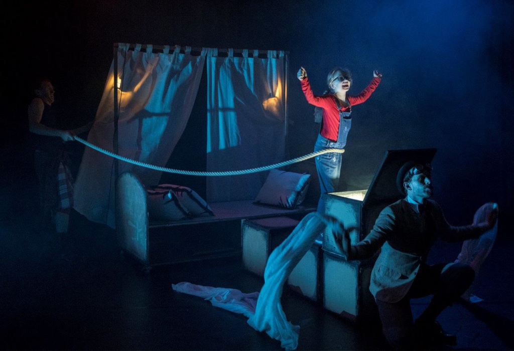 © Foto: Rainer Berson Mädchen steht am Bug eines symbolisierten Schiffs.