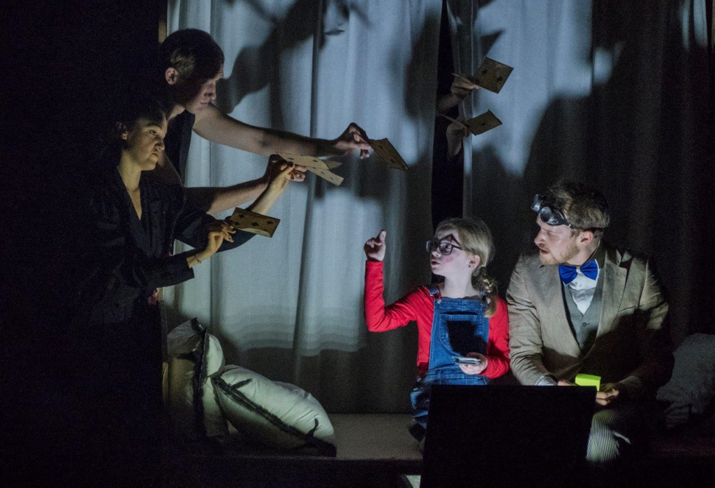 © Foto: Rainer Berson Mädchen zeigt auf gefaltete Spielkarten, die an Vögel erinnern.