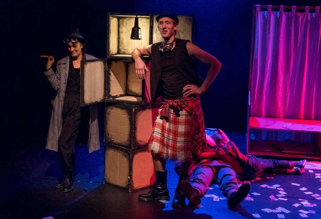 © Foto: Rainer Berson Frau und Mann stehen an einen Kistenstapel angelehnt da.