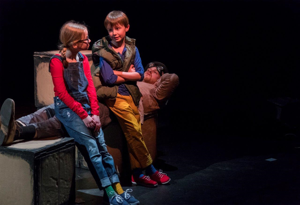 © Foto: Rainer Berson Junge sieht Mädchen herausfordernd an.