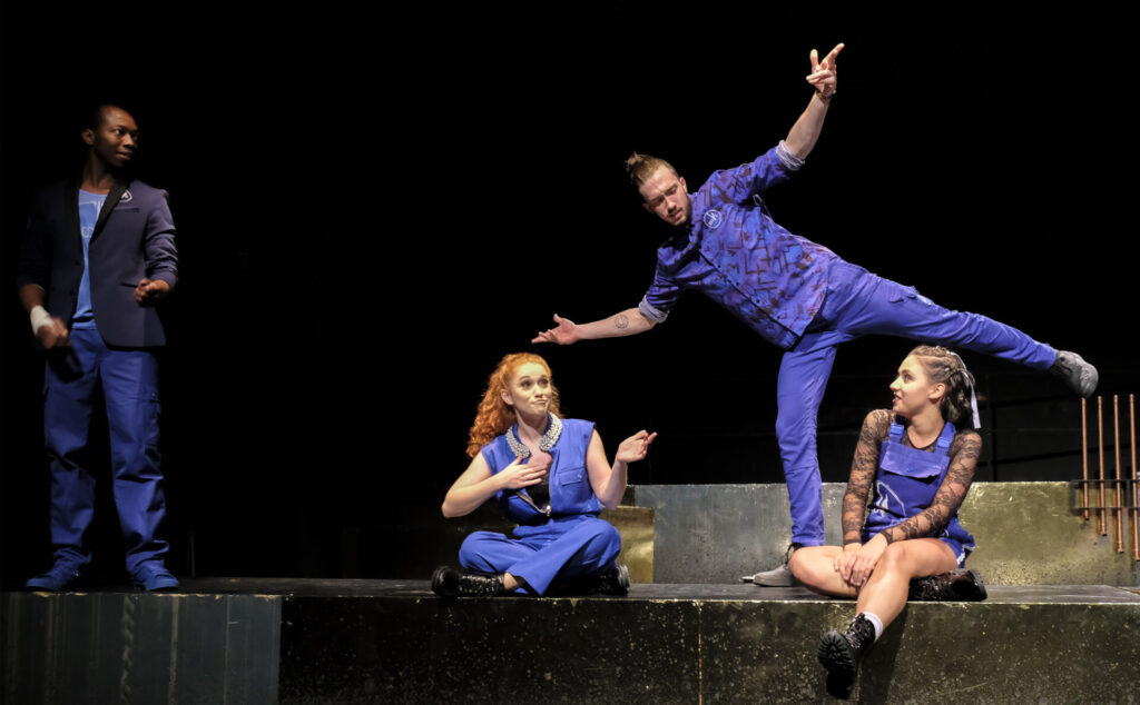 © Foto: Rainer Berson Performer:innen in blauen Kostümen in verschiedenen Körperpositionen