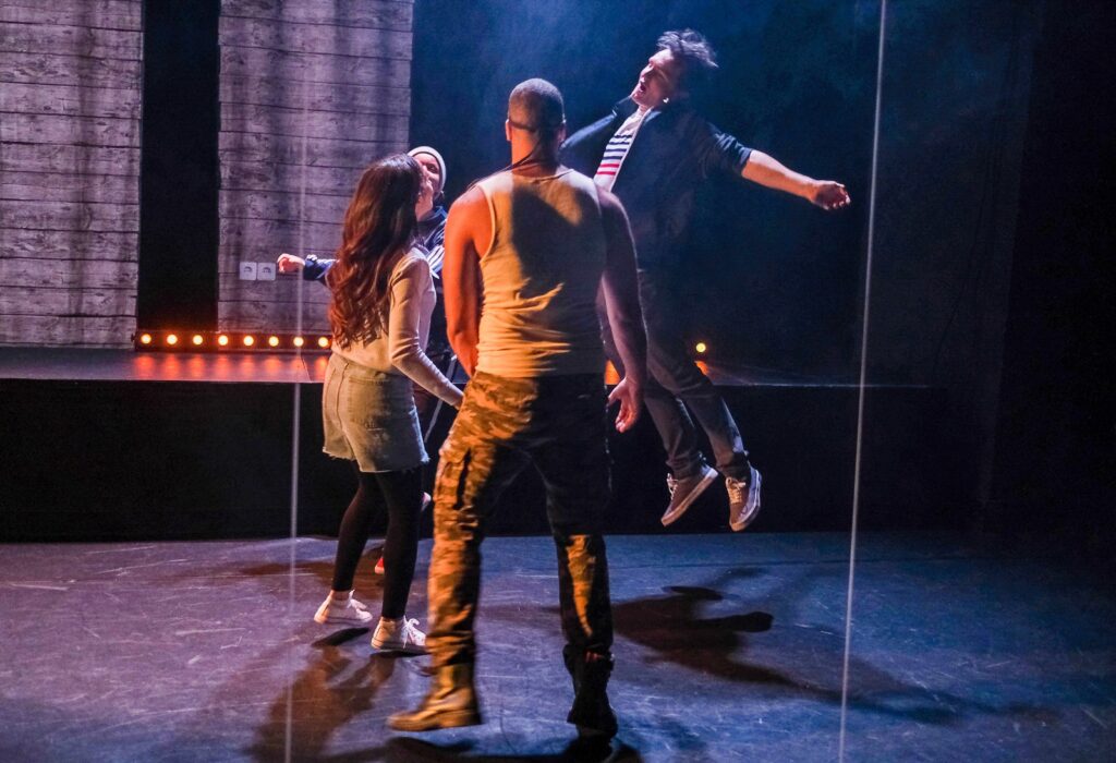 © Foto: Rainer Berson Vier junge Menschen freuen sich, ein Mann springt hoch.