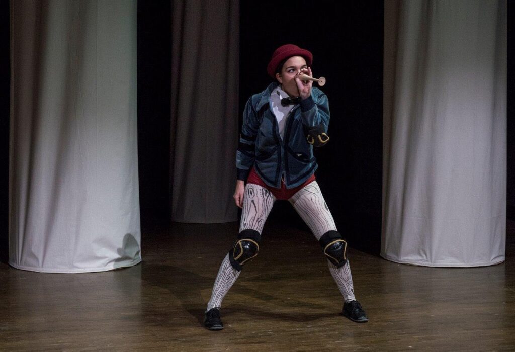 © Foto: Rainer Person Pinocchio hält sich eine Holznase vor seine eigene