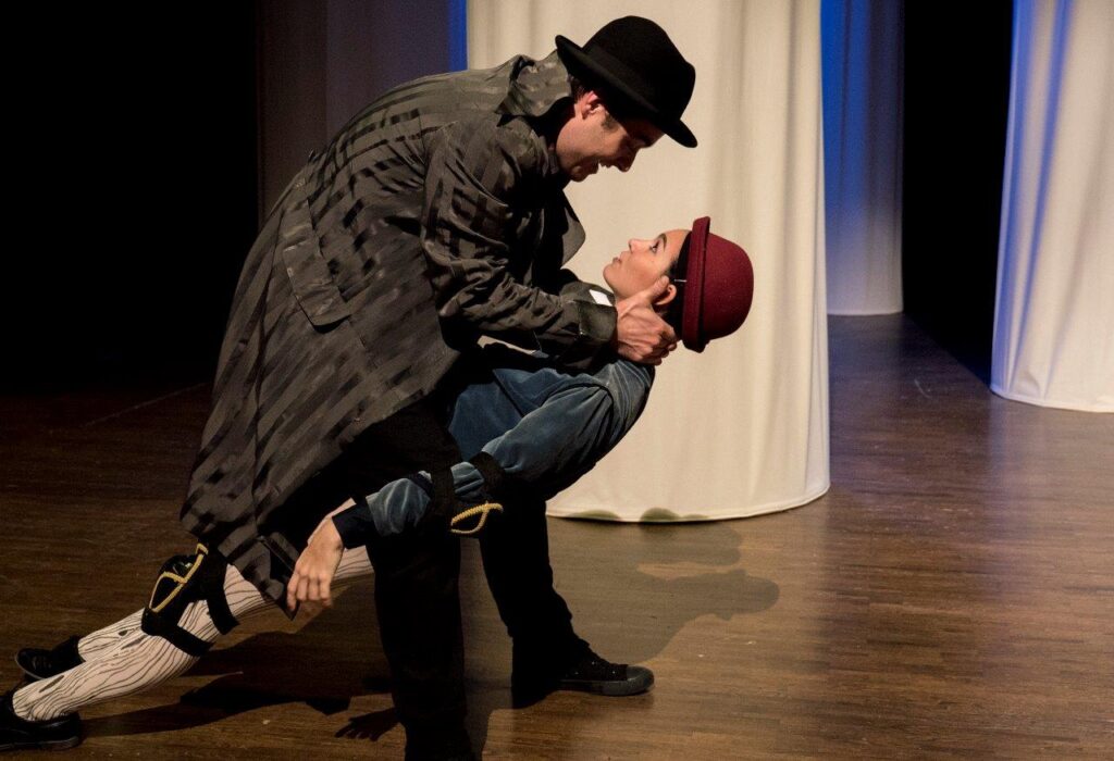 © Foto: Rainer Berson Gepetto hält Pinocchio am Nacken, während der sich beinahe zu Boden fallen lässt