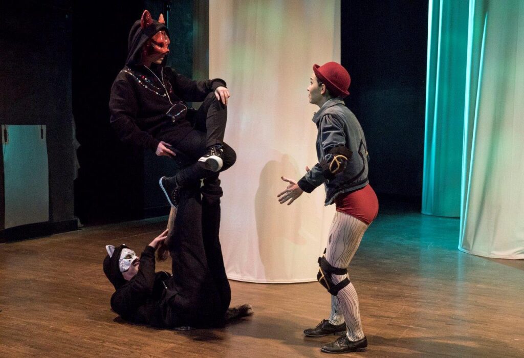 © Foto: Rainer Person Pinocchio spricht mit dem Fuchs, der auf den Füßen des Katers sitzt