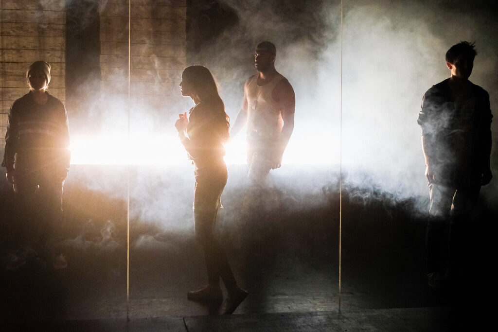 © Foto: Rainer Berson Vier junge Menschen, umgeben von Nebel und Licht